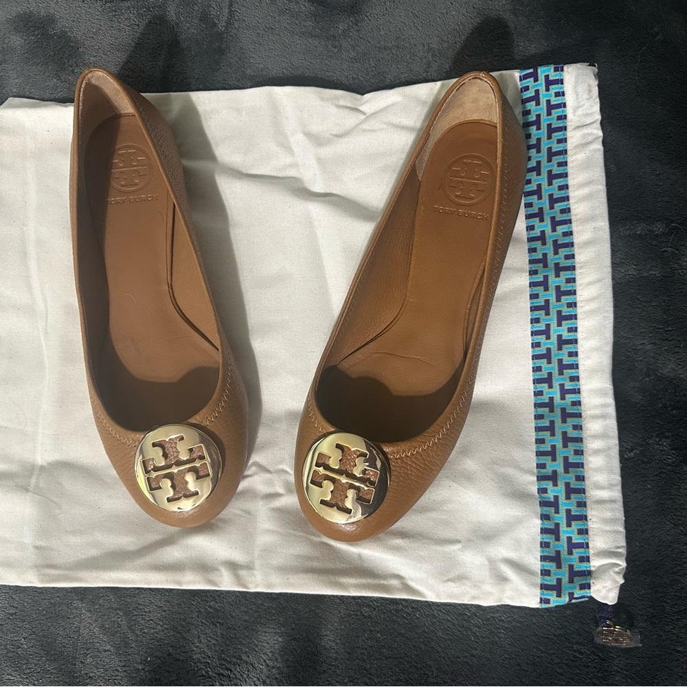 Tory Burch Tan Leather Flats with Gold Emblem - Picture 2 of 5